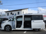 両側電動のパワースライドドアを採用。センターピラーには乗り降りに便利なアシストグリップが付いています。