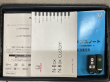 スマートキーは鍵をバッグに入れたままでもドアロックの開閉やエンジンのON・OFFができます。夜間や雨の日も鍵を探さなくて良いので便利です。
