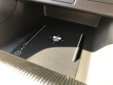 ワイヤレス充電器を装備しており、スマートフォンを置くだけで充電できます。