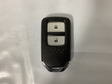 スマートキーを装備しています。鍵を差し込むことなくドアロックの開け閉めと、スタートボタン操作でのエンジンスタートができます。