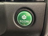 エンジンやエアコンなどクルマ全体の動きを燃費優先で自動制御するECONモード。空調など快適性を優先したいときは、スイッチ1つでOFFにすることも可能です。