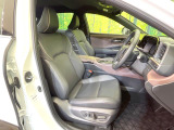 運転席シート廻りは使用感も少なく、良好な状態となっています。前オーナー様が丁寧に使っていたことがよくわかりますね。