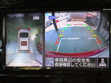 アラウンドビューモニターが駐車をアシスト☆4つの高解像度カメラで車の周囲を撮影。ミニバン、SUVなどの死角の駐停車も驚く程楽です!バックカメラは、車庫入れの時は勿論、後方の安全確認もできて安心です♪