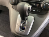 5速AT車のセレクトレバーです。低速から高速までスムーズな走りを実現するとともに、エンジン効率のよい領域を維持することで燃費にも貢献します。