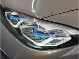 【LEDヘッドライト】先進のLEDテクノロジーを採用。放射される白色光の周波特性は太陽光に近く、バイキセノン・ヘッドライトを上回るコントラストで更に明るく輝きます!