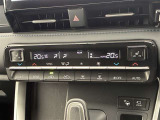 デュアルエアコンとは、運転席と助手席で、個別に温度設定ができる機能です。気温の感じ方は、人それぞれ違うもの。乗る人に優しい機能ですね。