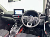 運転席まわりです。 各操作スイッチは使いやすい位置に配置されてます。