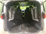 後席を格納すると、これだけの広さが!シーンに合わせたシートアレンジで、大きな荷物も積むことが出来ます♪