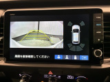 リバースギアに入れるだけで後方の表示へ切り替わります。夜間や雨の日の駐車も楽になりますよ。