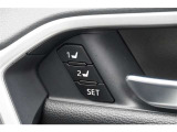 車の運転席の位置を保存できるシステムです。運転手が変わってもセッティングしたポジションを再現できる為発進時の手間が省けます。