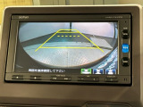 リバースギアに入れるだけで後方の表示へ切り替わります。夜間や雨の日の駐車も楽になりますよ。