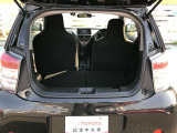 シートを倒すと荷物がおけます。