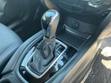 シフトレバーは簡単操作で運転もしやすくなっております!!