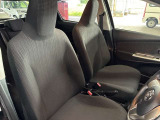 運転席の画像です。足元やシートまわりに余裕があり、リラックスした姿勢で運転が可能です。視界も良好で操作系へのアクセスもしやすく、快適で安心感のあるドライブをサポートします。