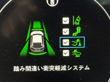 【ホンダセンシング】走行中に前方の車両等を認識し、衝突しそうな時は警報とブレーキで衝突回避と被害軽減をアシスト。より安全にドライブをお楽しみいただけます。