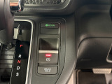 電子パーキングに加えてブレーキホールドシステムを装備しておりますので、信号待ちや踏み切り待ちでもブレーキを踏まずに停止できます!発進する際はアクセルを踏むだけですので渋滞時などはかなり楽ですね!