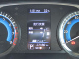 車両の各種設定はステアリングスイッチで目線をそらさず操作できます。