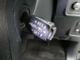 【レーダークルーズコントロール】(全車速追従機能付)付きです。車速に応じて追従支援してくれるので、ロングドライブも快適です。詳細は販売店スタッフまでおたずねください。