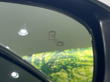 【ブラインドスポットインフォメーション】走行中、ドアミラーの死角になりやすい箇所に後続車が接近するとサイドミラー付近に警告を表示、ドライバーに注意喚起をしてくれます。