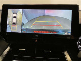左右のドアミラーに設置されたカメラからの映像を表示します。路肩への幅寄せ・狭い路地でのすれ違いなどのケースにおいて、車両側方の安全確認や接触回避の操作をサポートします。