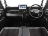 視界広々で運転しやすくロングドライブでも疲れを感じさせないすっきりとまとまったインパネ周りです。