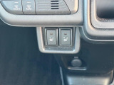 シートヒーターが運転席、助手席に装備されてます。暖かくなるのが早いので肌寒い時には嬉しい機能ですよ。