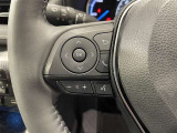 ステアリングスイッチ付きで、運転中に視線を前に向けたまま操作できます。