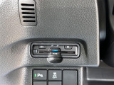 【ETC】有料道路を利用する際に料金所で停止することなく通過できる、ETC車載器(ノンストップ自動料金収受システム機器)が装備されています。セットアップを行うことで利用可能になります。