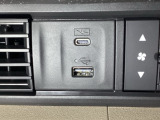エアコン操作パネルの左側に、スマートフォンなどの充電可能なUSB端子と、音源などの外部入力の可能なUSB端子がついています。移動中に充電もできるので便利です。