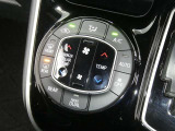 【オートエアコン】車内温度を感知して自動で温度調整をしてくれるのでいつでも快適な車内空間を創り上げます!どの席に座っても快適なドライブが楽しめます♪