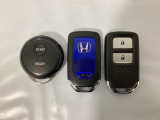 スマートキーを装備しています。鍵を差し込むことなくドアロックの開け閉めと、スタートボタン操作でのエンジンスタートができます。加えて、純正リモコンエンジンスターター用の操作キーもついています。