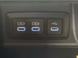 DAとの通信用と充電用のタイプCポート付き。スマートフォンやタブレットなどの充電に便利です。