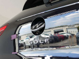 バックカメラ始動時にはVWのエンブレムが動いてカメラがボディの中心位置で映し出します。