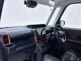 ダイハツのお店では、ダイハツ車を知り尽くしたプロフェッショナルが、専用の診断機器を使って各システムを点検しております。