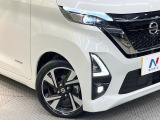 【LEDヘッドライト】悪天候や夜間走行時も良好な視界を確保し安心して運転できる高輝度LEDヘッドライトを装備!点灯速度が早く、消費電力も抑えられています。