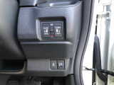 【両側電動スライドドア】リモコンや運転席のスイッチ操作のほか、ドアハンドルを少し引くだけでリアドアが自動開閉します♪