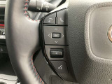 運転中、オーディオの操作をしてて、ハッとしたことはありませんか?ステアリングスイッチは、運転中でもハンドルでオーディオの操作が可能です。安全なドライブをサポートします。
