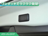 パワーバックドア付です!ボタン一つで開閉が出来てとても便利ですね。しっかりと最後まで閉まりますので、半ドアの恐れも無くなります!
