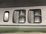 パワーウィンドのスイッチです。運転席に座りながら、助手席や後席の窓を開け閉めできるので大変便利ですよ。