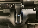 CVT車のセレクトレバーです。低速から高速まで、変速ショックのないスムーズな走りを実現するとともに、エンジン効率のよい領域を維持することで燃費にも貢献します。