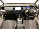 車内は光触媒抗菌消臭施工済です。インパネ周りはスタイリッシュなデザインで機能や装備も充実しています。グローブボックスやカップホルダーのほかにトレーなどたくさんの収納スペースが付いています。