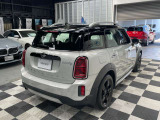 MINIを熟知したメカニックによる100項目の点検・整備を行います。不具合箇所、交換時期に達している部品に関しましては、全て当社負担で交換してからのご納車となります。