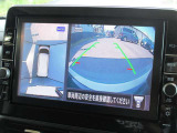 自車を真上から見下ろすように映し出すので周囲の状況が分かるアラウンドビューモニター搭載。フロントカメラとしても使用できます。車庫入れなど苦手な人の頼りになる助っ人です。