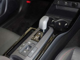電動パーキングブレーキ・ブレーキホールドを装備してます。ホールド機能は信号待ちが多い一般道で疲労軽減になり、大好評です!