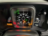 お車の情報が大きく表示されたスピードメーターとなっております。