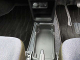 運転席と助手席の間には、大きなトレイが設置されています。ティッシュ箱や芳香剤の設置や、手荷物をサッと置けたりと使い方は様々。女性の方ならバッグお気にもよいかも?