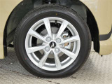 純正14インチのアルミホイールは、やっぱり車にピッタリマッチするデザインですね。