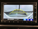 リバースギアに入れるだけで後方の表示へ切り替わります。夜間や雨の日の駐車も楽になりますよ。