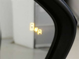 ブラインドスポットモニター装備。隣車線を走る車両を検知。ドアミラーでは確認しにくい後、側方エリアに存在する車両や急接近してくる車両も検知しドアミラーに搭載されたLEDインジケーターが点灯します。