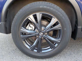 純正18インチアルミホイールに、225/60R18タイヤを装着しております。